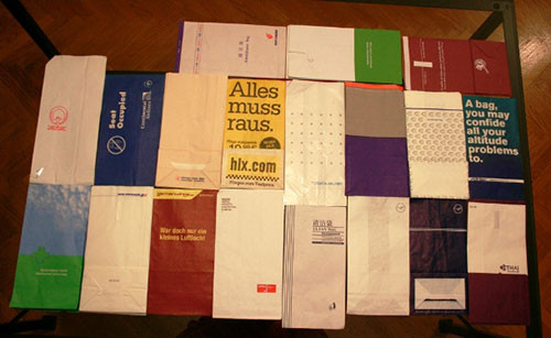 Với hơn 2.300 túi nôn của các hãng hàng không, bảo tàng “Túi nôn hàng không” trở thành một trong những bảo tàng kì quặc nhất thế giới. Ngoài ra, bảo tàng còn trưng bày các loại túi nôn đến từ các phương tiện khác như xe bus, tàu thủy và thậm chí cả tàu không gian.