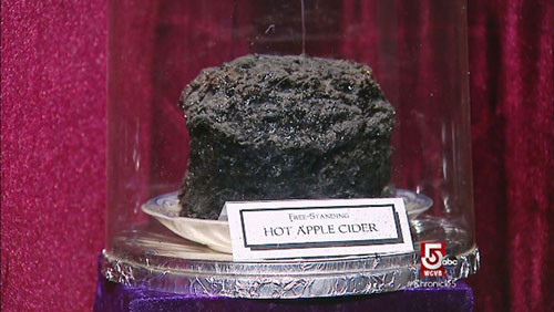 Bảo tàng thức ăn cháy được thành lập vào cuối những năm 80 bởi Deborah Henson-Conant, và hiện được đặt tại Massachusetts. Bảo tảng có hơn 49.000 mẫu vật bị cháy xém như thịt lợn, gà, cá, huơu, nai, voi cho tới khoai tây.