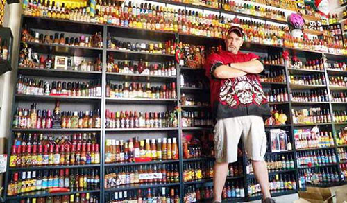 Vic Clinco sống tại Arizona, Mỹ sở hữu một bộ sưu tập đồ sộ các loại tương ớt. Hơn 6.000 loại tương ớt đã được thu thập và bảo quản tại nhà của Vic, trong đó bao gồm cả loại tương hiếm “Blair’s 16 Million Reserve” cay nhất thế giới.