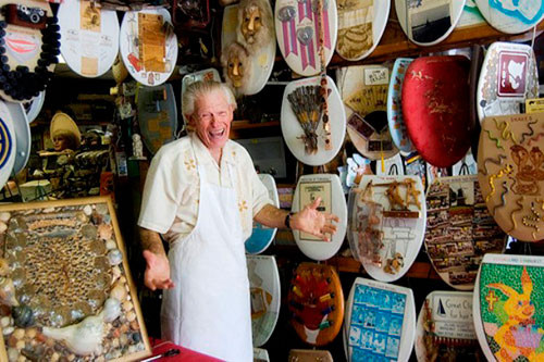 Barney Smith, một thợ hàn tại Texas, Mỹ đã sưu tập và trang trí tới hơn 1000 nắp đậy WC và mở một bảo tàng để trưng bày chúng vào năm 1992.