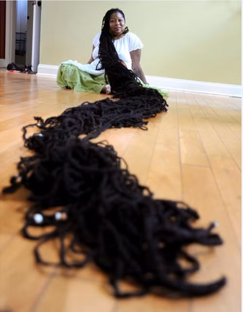 Cô Asha Mandela, Brooklyn, New York là người hiện đang giữ kỷ lục mái tóc dài nhất thế giới với mái tóc dài gần 17 mét. Chiều dài bộ tóc khủng của cô Asha dài hơn cả một chiếc xe buýt và nặng tới 19kg. Mỗi lần gội đầu, cô Asha phải dùng rất nhiều dầu gội và nước, thêm vào đó muốn khô hoàn toàn thì phải mất tới hai ngày.