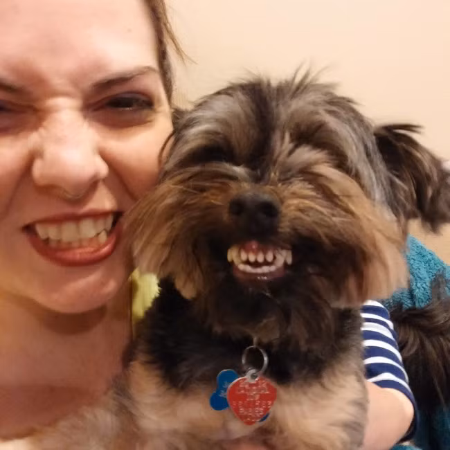 Cả chủ và tớ đều khoe điệu cười hở mười cái răng cực ngộ nghĩnh.