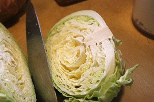 Bắp cải tốt cho sức khỏe bởi nó làm giảm các gốc tự do trong cơ thể nên ngoài tác dụng chống lão hóa, ngừa ung thư, nó còn giúp cơ thể giải độc hiệu quả.