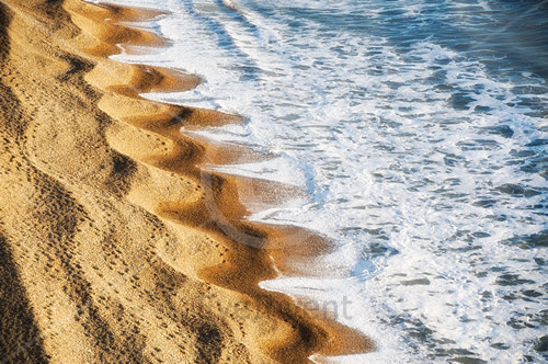 Lý thuyết đầu tiên được cho là dựa trên nguyên lý "thẳng đứng", mô tả sự tương tác giữa các con sóng bình thường và các con sóng "thẳng đứng" hay còn gọi là sóng "cạnh" vuông góc với bờ biển. Sự tương tác này tạo thành những khoảng ngắt quãng thường xuyên ở các cường độ sóng khác nhau.