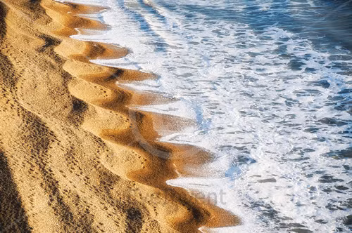 Lý thuyết đầu tiên được cho là dựa trên nguyên lý "thẳng đứng", mô tả sự tương tác giữa các con sóng bình thường và các con sóng "thẳng đứng" hay còn gọi là sóng "cạnh" vuông góc với bờ biển. Sự tương tác này tạo thành những khoảng ngắt quãng thường xuyên ở các cường độ sóng khác nhau.