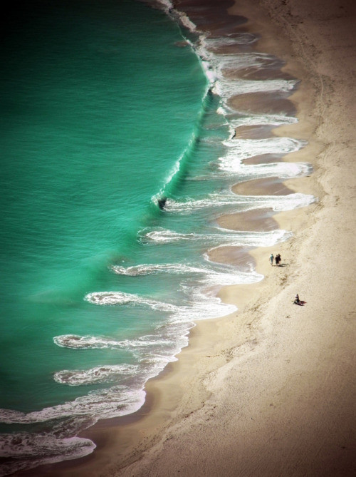 Chỏm bãi biển thường xuất hiện trong hoặc sau cơn bão, đây là một hiện tượng thiên nhiên bất thường bởi vì khoảng cách giữa những con sóng là đồng nhất và liên tục. Nếu bạn không tin vào người ngoài hành tinh có tác động lên con sóng bí ẩn này, có hai lý thuyết hiện hành về sự hình thành của chỏm bãi biển.