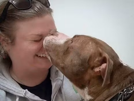 Gideon hòa đồng và luôn khiến người khác vui vẻ với những cử chỉ âu yếm, thân thiết.