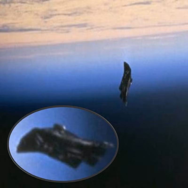 Vật thể lạ ngoài vũ trụ hay còn được gọi là vệ tinh "Hiệp sĩ đen", là một vật thể không gian bí ẩn quay quanh Trái Đất trong quỹ đạo cực mà giới nghiên cứu UFO tin rằng tuổi đời của nó lên đến khoảng 13.000 năm và có nguồn gốc ngoài trái đất. Thời điểm phát hiện ra "Hiệp sĩ đen", vệ tinh nhân tạo vẫn chưa được phóng lên quỹ đạo. Điều này lại càng khiến các nhà khoa học không thể giải đáp và "bó tay".