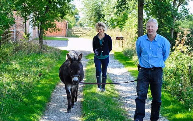 Dougie rất thích đi dạo cùng chủ, mỗi lần ra ngoài hay dắt Griff đi dạo, vợ chồng ông bà Cal đều dắt Dougie đi theo như một chú chó to xác.