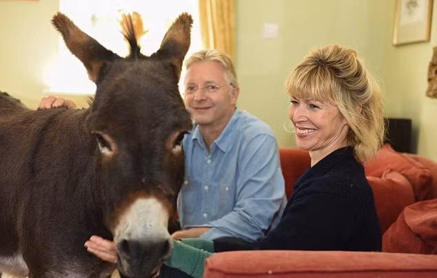 Dougie cũng rất khôn ngoan, ngay từ khi mới được nhận nuôi, chú lừa hiếu động này đã kết bạn với các loài động vật khác mà chủ nhân nuôi, trong đó cậu tỏ ra đặc biệt thân thiết với Griff, một chú chó săn Ái Nhĩ Lan 7 tuổi có kích thước tương đương với Dougie.