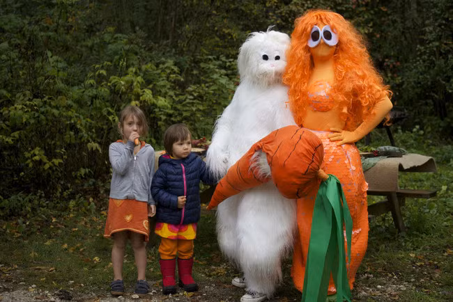 Người đàn ông này Slava Polunin, nghệ sĩ nhân dân Nga, diễn viên kịch câm đồng thời là một chú hề danh tiếng, chính vì vậy nhiều người thích gọi Slava là chú hề Slava Polunin.