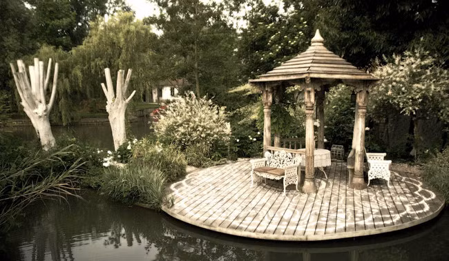 White garden, khu vườn Trắng được lấy cảm hứng từ Ấn Độ với không gian thanh bình ngập tràn những bông hoa trắng.