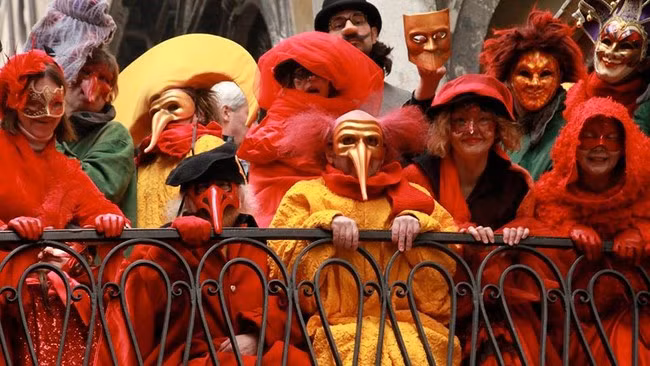 Tại khu vườn Le Moulin Jaune, những nhân vật chỉ có trong các câu chuyện cổ tích luôn luôn xuất hiện và khiến du khách đi hết từ ngạc nhiên này đến ngạc nhiên khác.