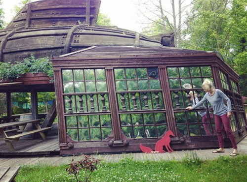 Những hình ảnh kỳ quái, những kiến trúc không tưởng và cả những ý tưởng siêu thực đều được hiện thực hóa trong khu vườn ma thuật Le Moulin Jaune.