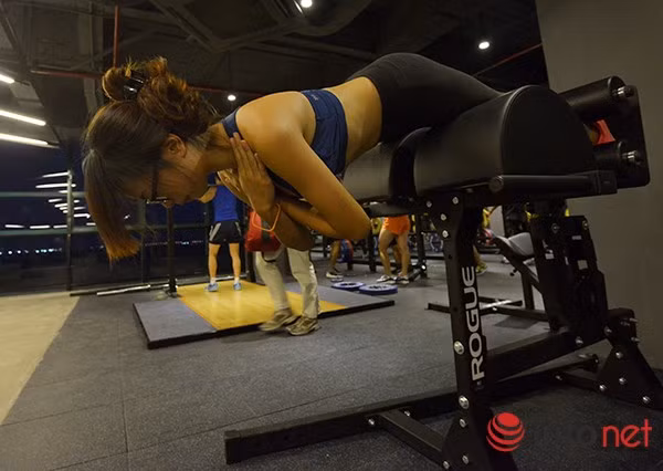 Bạn Thư (19 tuổi), HLV tại phòng tập Gym cho biết: "Những bài tập Gym này giống như làm một công việc nặng nhọc, lực sẽ dồn đều vào toàn cơ thể và giúp tiêu hao lượng mỡ thừa".
