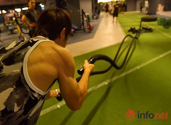 Hay như bài văng dây cũng khá lạ với các học viên, những bạn có sức khoẻ cũng chỉ văng được khoảng trên dưới 1 phút là phải dừng nghỉ.