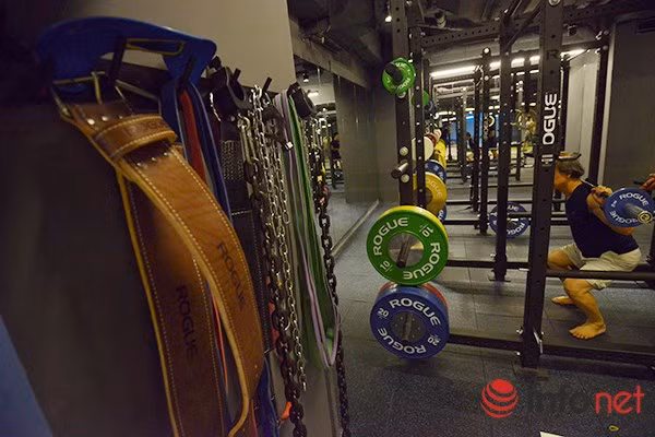 Ngoài ra trong phòng tập cũng xuất hiện khá nhiều dụng cụ tập Gym lạ như: Xích, dây đai...