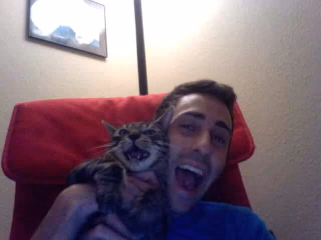 Biểu cảm vui mừng, cười nhe răng há mồm của cặp chủ tớ này giống nhau như đúc, không lẫn đi đâu được.