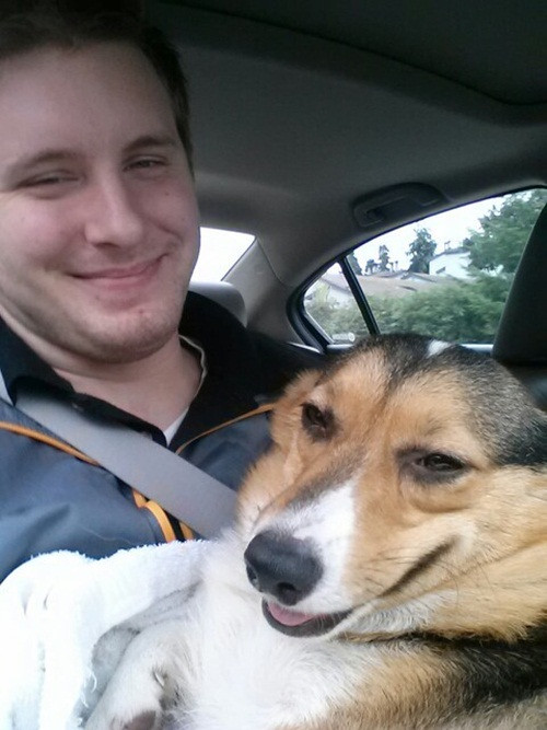 Nụ cười nguy hiểm của cặp chủ - chó này khiến người ta nghi hoặc.