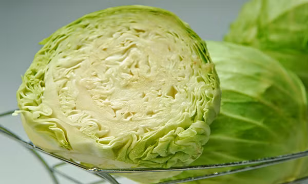 Ngăn chặn nguy cơ đục thủy tinh thể: Trong bắp cải cũng chứa nhiều beta-carotene, loại chất chống lại sự thoái hóa điểm vàng liên quan đến tuổi tác và ngăn chặn đục thủy tinh thể.