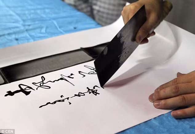 Anh có thể dùng cả lưỡi và và mũi dao để viết thư pháp. Những bức thư pháp của Tu Jianchuan khi cứng cỏi mạnh mẽ, lúc lại thoát tục, bay bổng. Tài năng thư pháp độc đáo của chàng đầu bếp cũng giống như thiên phú nấu ăn của anh đều được nhiều người công nhận và tán thưởng.