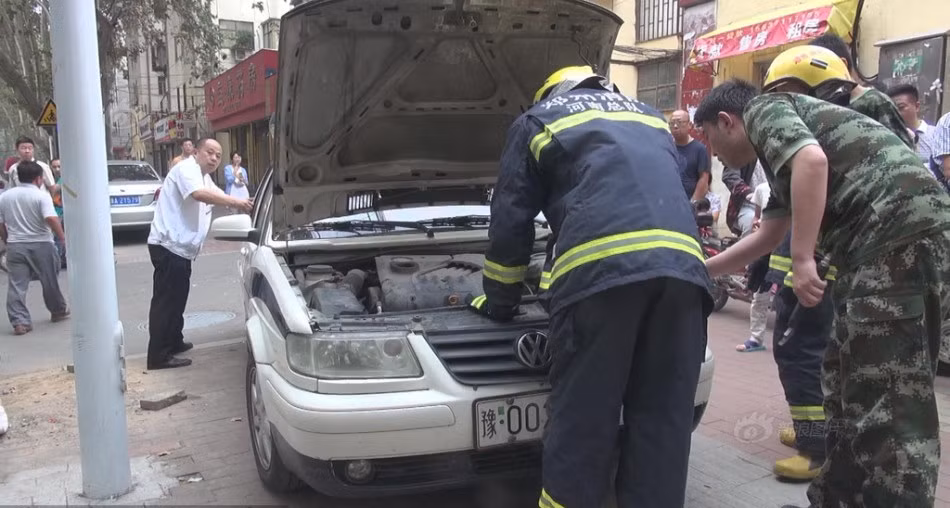 Ngay sau khi phát hiện, cảnh sát địa phương đã nhanh chóng cử người có kinh nghiệm đến hiện trường và giải quyết sự việc.