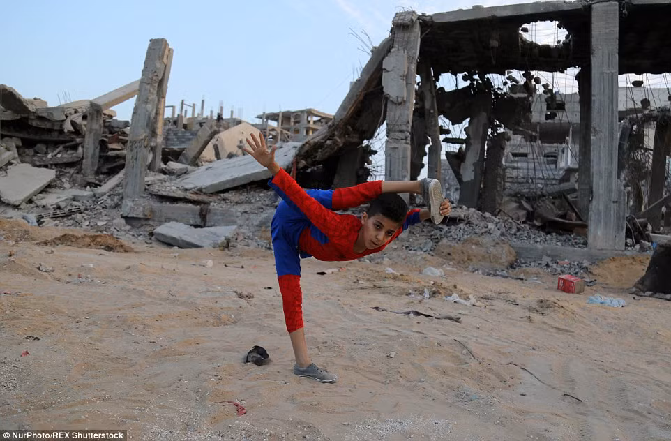 Diện bộ trang phục "Người Nhện", Mohammed hi vọng rằng mình có thể giống như siêu nhân, trừng trị kẻ xấu, cứu lấy thế giới.