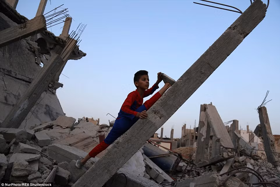 Tuy nhiên bên cạnh đó là những lo ngại cho tương lai của 1,8 triệu người Palestine. Liệu sẽ có những siêu nhân, những "người nhện" thực thụ cứu thoát họ ra khỏi tình trạng tranh chấp, bế tắc kinh tế này, đem lại cho họ niềm hy vọng mới vào tương lai hay không.