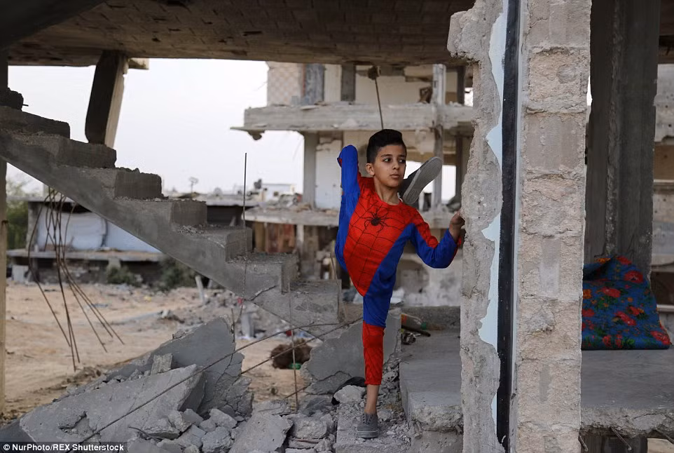 Những hình ảnh của người nhện 11 tuổi này thu hút được rất nhiều sự chú ý của dư luận. Nhiều người thán phục tài năng của cậu bé, ở một nơi khô cằn sỏi đá, không có bất cứ sự hỗ trợ nào mà cậu bé Mohammed El-Sheikh vẫn phát triển được tài năng.