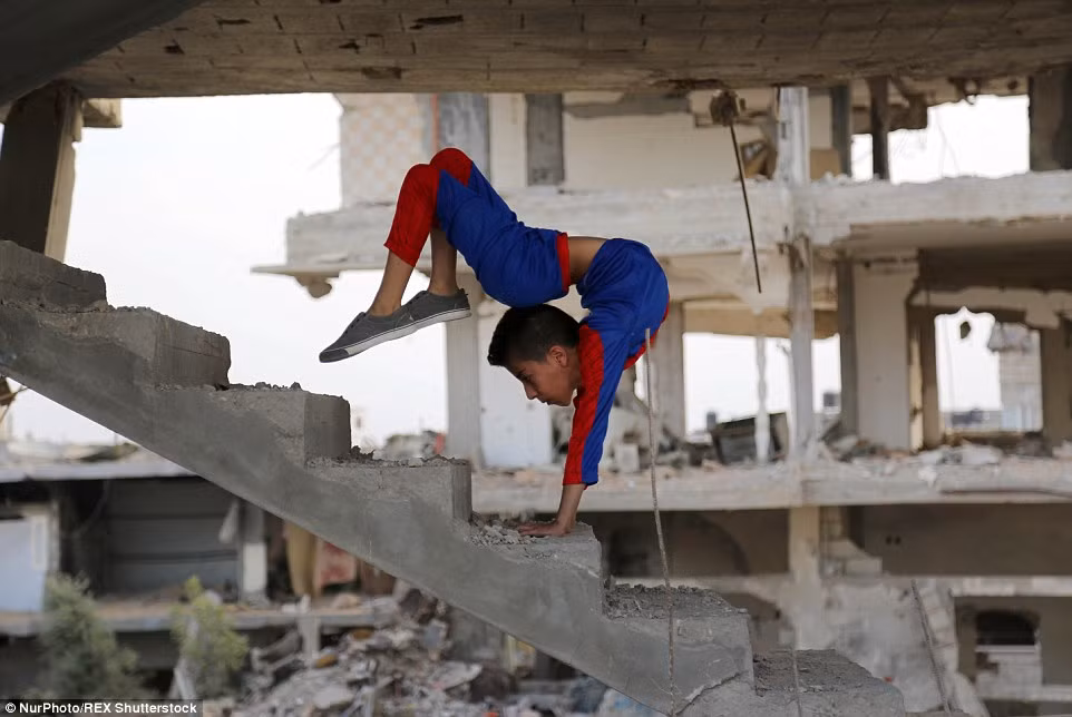 Mohammed El-Sheikh, năm nay 11 tuổi, là một cậu nhóc có khả năng uốn dẻo đáng kinh ngạc. Sinh ra ở dải Gaza, nơi quanh năm có chiến sự, cậu bé "người nhện" này dường như đã quen với tiếng súng đạn và khung cảnh đổ nát hoang tàn.