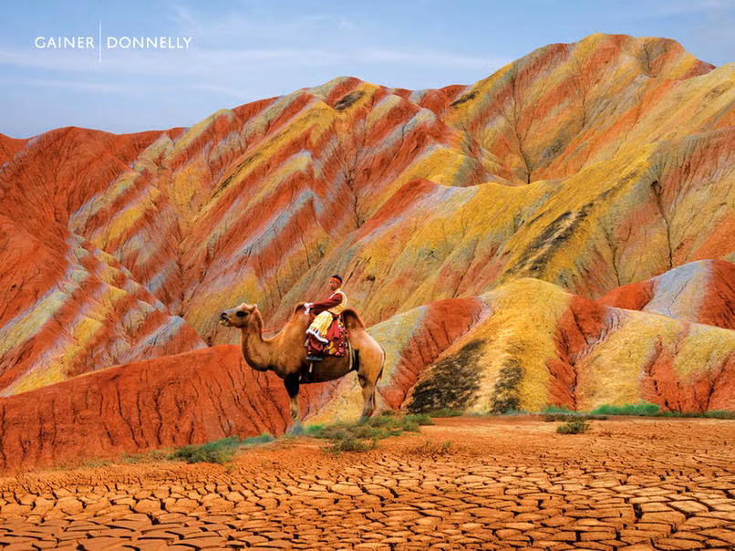Hiện tượng địa chất Địa mạo Đan Hà (Danxia Landform) trông giống như một chiến dịch quảng cáo cho một công ty thời trang, nhưng nó thực sự là địa hình Danxia, Cam Túc, Trung Quốc. Hiện tượng thiên nhiên màu sắc này là do các mỏ khoáng sản được di chuyển, "phối màu" bởi gió và mưa.