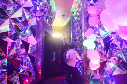 Tiếp viên, khách bỏ chạy tán loạn nhưng đã bị lực lượng kiểm tra chặn bắt.