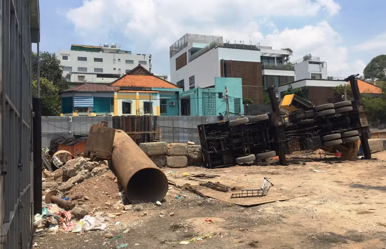 Sau 3 ngày xảy ra sự cố, trưa 14/5, PV Kiến Thức đã trở lại hiện trường và ghi nhận, dự án đẳng cấp chỉ là mảnh đất trống và những khối bê tông. Phía hàng rào cạnh hẻm 378 là hiện trường chiếc xe cần cẩu nằm chỏng bánh vẫn chưa được di dời.