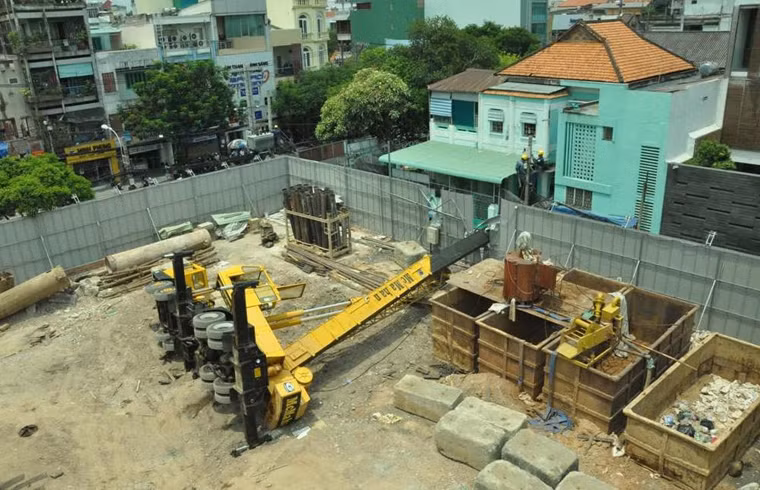 Ngay sau khi xảy ra sự cố, Thanh tra Sở Xây dựng TPHCM phối hợp cùng Công an, chính quyền địa phương đã có mặt phong toả hiện trường để điều tra làm rõ. Hiện tại giữa nhà trường và chủ đầu tư đã đạt được thoả thuận trong việc khắc phục hậu quả sau tai nạn.