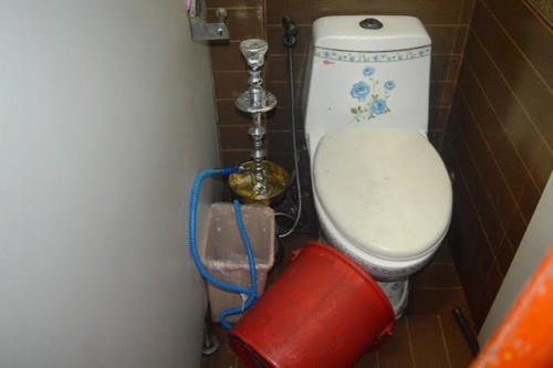 Bình shisha được dấu trong nhà vệ sinh.