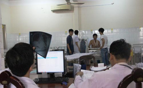 Bac xe om ngheo trong thuong khi truy bat cuop-Hinh-2