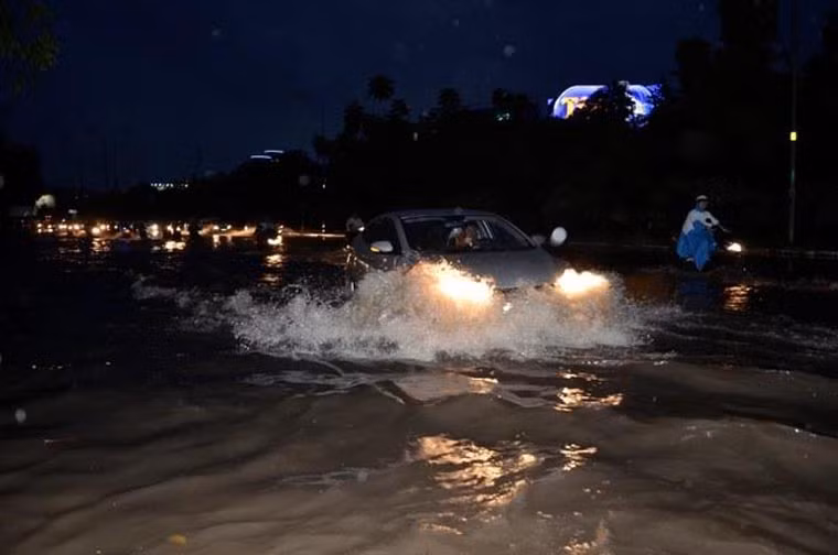 Biển nước trong và sau cơn mưa nhiều tuyến đường ở TP HCM vào đêm qua 13/6. Thời gian tới khi mùa mưa bắt đầu tăng cả về diện và lượng thì chắc chắn tình trạng ngập lụt ở TP HCM sẽ diễn biến phức tạp.