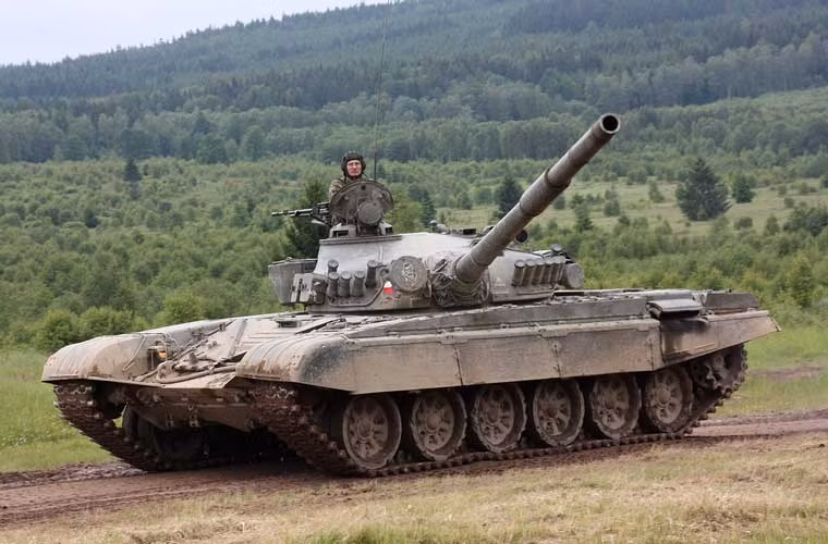 Về mặt hỏa lực, xe tăng T-72M1 nói riêng và T-72 nói chung đều trang bị pháo chính 125mm 2A46 có khả năng phóng tên lửa chống tăng qua nòng. Pháo chính trang bị nhiều loại đạn xuyên giáp như đạn BM-48-2 có thể xuyên thủng giáp trước M1 Abrams cách 1.000-3.000m. Tầm bắn tối đa của pháo lên tới 9,1km.