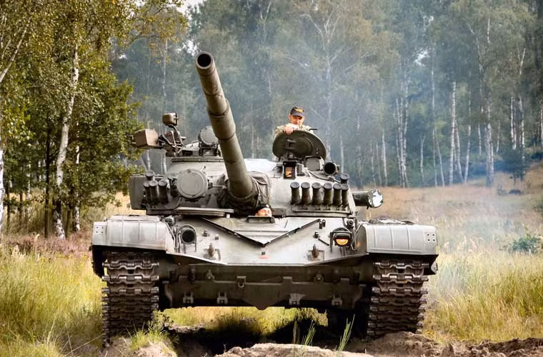 Với động cơ đó, xe tăng T-72 đạt tốc độ tối đa đạt tới 60km/h trên đường nhựa hoặc 45km/h trên đường ghồ ghề.