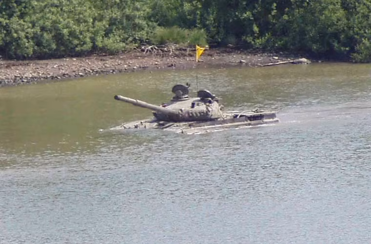 Mặc dù T-72 không kín nước, nó có thể gắn ống thở dùng cho việc lội nước qua nơi sâu, việc chuẩn bị lội nước mất khoảng 20 phút. Nếu xe tăng chết máy giữa lòng sông, nó sẽ chìm do giảm áp suất hoặc cần 6 giây để tái khởi động. Ảnh: T-72 lội nước ở đoạn sông nông.