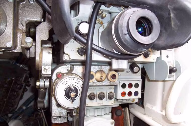 Hệ thống điều khiển hỏa lực trên xe tăng T-72 khi đó không quá hiện đại, trang bị hệ thống kính ngắm có thể nhìn đâm và dẫn bắn tên lửa chống tăng. Ảnh: khí tài trinh sát quang học trên T-72.