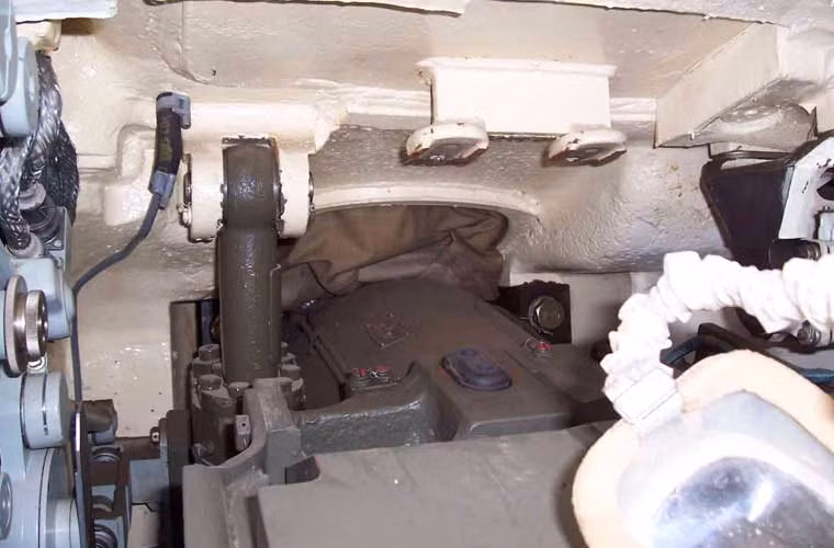 Pháo chính trang bị thiết bị nạp đạn tự động cho tốc độ nạp bắn 6,5-15 giây/viên nhưng được cho là độ tin cậy thấp. Thiết bị tự nạp sẽ đẩy nòng súng lên cao 3 độ nhằm ấn đuôi nòng xuống để nạp đạn, nhưng không ảnh hưởng đến tầm ngắm độc lập của pháo thủ. Nói chung việc nạp đạn cũng không gây nhiều phiền hà, và vỏ đạn cũng dễ cầm hơn. Ảnh: cận cảnh bộ phận pháo chính 125mm bên trong tháp pháo.