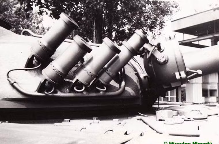 Quang mặt trước tháp pháo tăng T-72 được lắp 12 ống phóng lựu đạn khói (một bên 7 và một bên 5 ống).