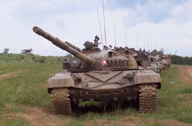 Theo một số nguồn tin báo chí quốc tế, năm 2005 Việt Nam muốn mua 150 xe tăng T-72 đã qua sử dụng từ Ba Lan nhằm hiện đại hóa lực lượng tăng – thiết giáp. Tuy vậy, sau cùng thì thương vụ đã không được thực hiện vì một số lý do. Loại T-72 mà Việt Nam muốn mua từ Ba Lan được xác định là biến thể T-72M1.