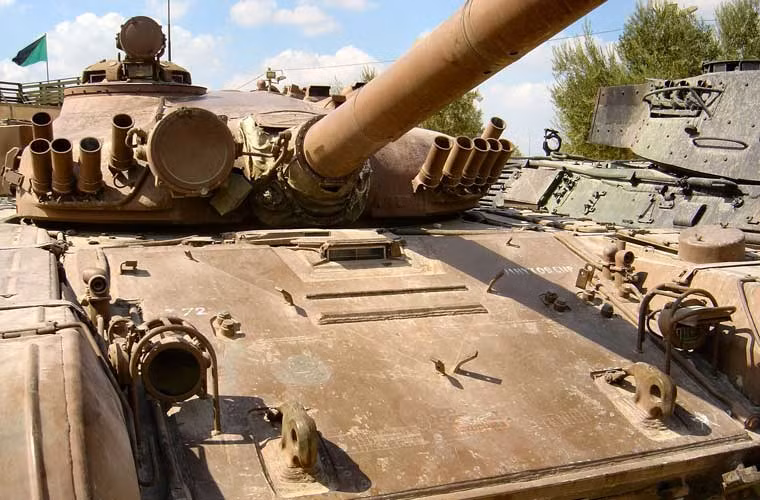 Giáp xe tăng T-72 mà Việt Nam định mua sử dụng giáp phức hợp composite và có thêm váy bảo vệ hông. Giáp trước của T-72 được đánh giá là có khả năng chống đỡ đạn 105mm của xe tăng M60 Mỹ ở cự ly bắn 2.000m. Nếu được nâng cấp với giáp phản ứng nổ Kontakt-5 thì có thể chống đỡ đạn pháo 120mm của xe tăng M1 Abrams ở cự ly bắn 1.500m.