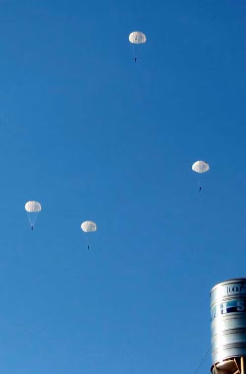 Lúc này, tại bàn chỉ huy mặt đất, các anh thường xuyên ngước đôi mắt lên bầu trời và bình tĩnh hướng dẫn qua bộ đàm...