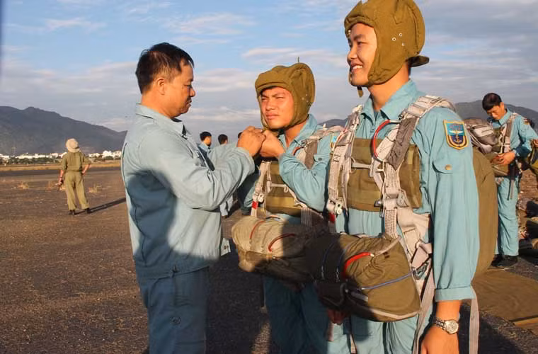 Đợt nhảy dù lần này bao gồm có các giảng viên, học viên Trường sĩ quan Không quân, các phi công của lực lượng Hải quân Việt Nam, đặc nhiệm chống khủng bố, CLB nhảy dù phía Nam…trong đó có những học viên lần đầu tiên được tham gia nhảy dù.