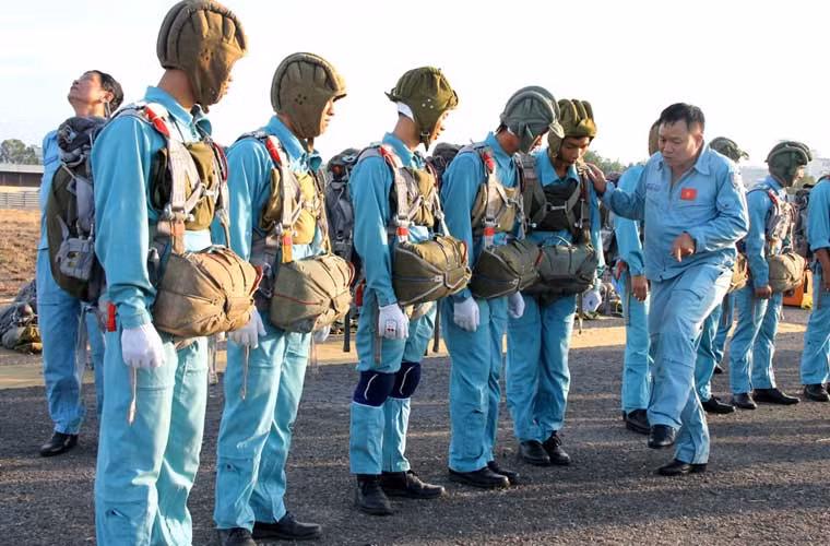 Sáng sớm 26/6, tại Nha Trang (Khánh Hoà), Quân chủng Phòng không Không quân đã tổ chức huấn luyện nhảy dù cho các đối tượng như phi công khu vực phía Nam. Ảnh: Các giảng viên tận tình hướng dẫn, căn dặn, thị phạm trước khi lên máy bay.