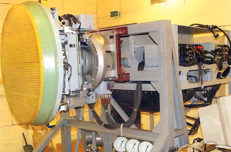 Thế mạnh thứ hai trên chiến đấu cơ Su-35 là sử dụng hệ thống radar trinh sát/điều khiển hỏa lực mạnh khủng khiếp Irbis-E có thể phát hiện máy bay thông thường ở cự ly lên tới 350 km, tàu chiến cỡ lớn ở cự ly 400 km. Đặc biệt nó có khả năng phát hiện các loại máy bay tàng hình (có bề mặt tán xạ radar cỡ 0,01m2) ở khoảng cách xa 120 km.