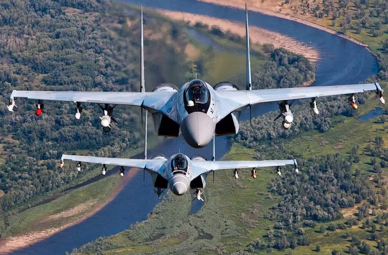 Khả năng mang vác vũ khí của chiến đấu cơ Su-35 là "không thể chê vào đâu được" với 8 tấn bom, tên lửa mang trên 12 giá treo ở cánh và thân.